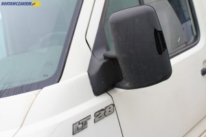 Uszkodzona obudowa lusterka tym VW LT 28 to nic nadzwyczajnego. Używane dostawczaki mają często też przytarcia, czy pourywane klamki. 