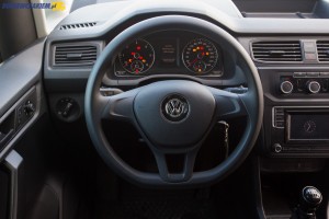 Ergonomicznie rozmieszczone przełączniki i wygodna, trójramienna kierownica - we wnętrzu VW Caddy odnajdzie się zdecydowana większość kierowców.