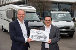 Volker Mornhinweg, szef Mercedes-Benz Vans (od lewej) i Bernhard Kibler, dyrektor zarządzający firmy Hymer, podczas uroczystego przekazania 3-milionowego Sprintera.
