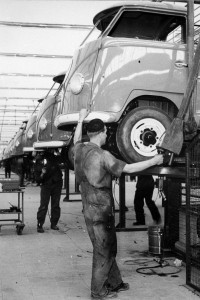 Pierwsze egzemplarze VW T1 z zakładów w Hanowerze wyjechały 8 marca 1956 roku.
