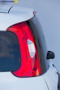 Wysoko umieszczone lampy tylne są chronione przed uszkodzeniem i są dobrze widoczne dla innych kierowców.