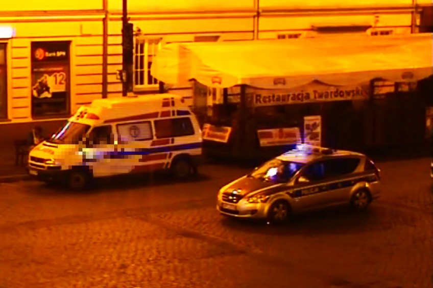 Pijany jeździł ambulansem po Starym Rynku w Bydgoszczy