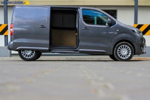 Elektrycznie otwierane drzwi boczne z prawej strony furgonu dostępne są wyłącznie w wersji Active i kosztują ekstra 2 000 złotych netto/2 460 brutto.