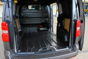 Wymiary przestrzeni ładunkowej średniego furgonu (wersja Medium) pozwalają Toyocie ProAce przewieźć 3 europalety, a do zabezpieczenia ładunku służy 6 punktów mocowania.