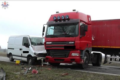 Ciężarówka wpadła w poślizg i zderzyła się czołowo z busem