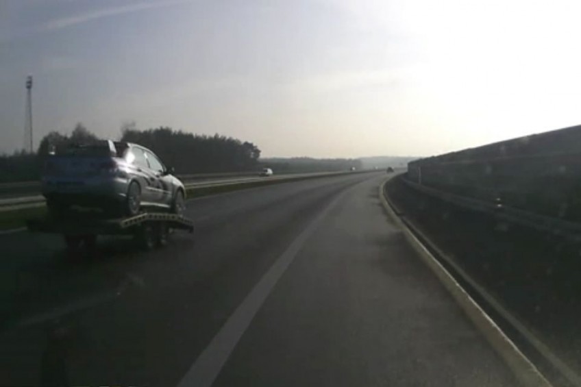 Laweta z Subaru Imprezą STi odczepiła się od auta (FILM)