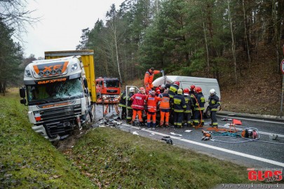 Zderzenie busa z ciężarówką – kierowca VW LT w szpitalu