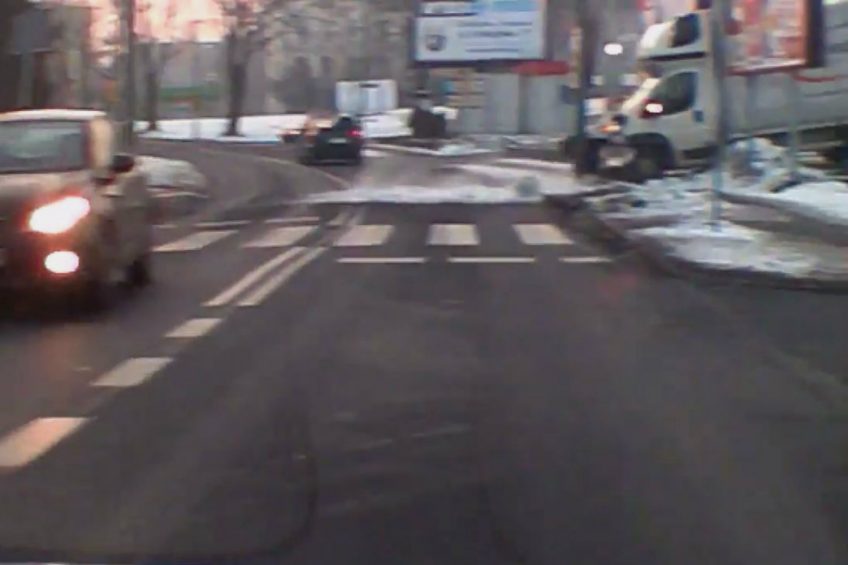 Czechowice-Dziedzice: pijany kierowca busa uderza w słup (wideo)