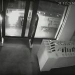 Ford Transit jak taran – złodzieje okradli sklep z elektroniką (WIDEO)