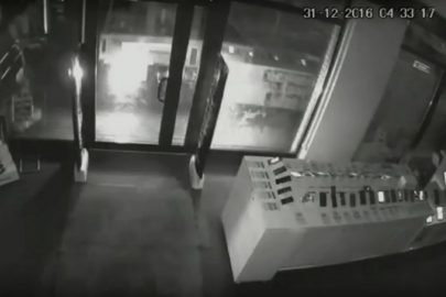 Ford Transit jak taran – złodzieje okradli sklep z elektroniką (WIDEO)