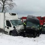Groźne zderzenie Citroëna Jumpera i Volkswagena LT na DK nr 74