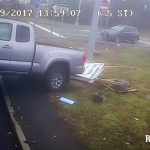 Rozpędzony pick-up uderza w miejski autobus (wideo)