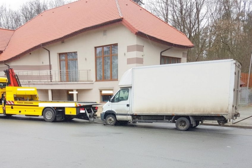 1000 zł kary dla kierowcy, a bus lawetą na parking strzeżony