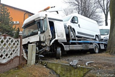 Tychy: laweta przewożąca Fiaty Ducato wjechała w ogrodzenie