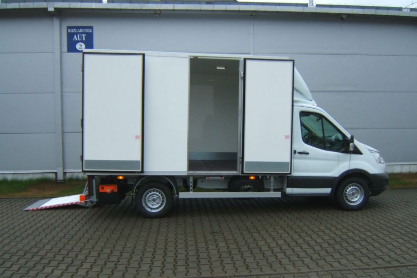 Ford Transit z zabudową D.A.C. – izoterma z windą połówkową