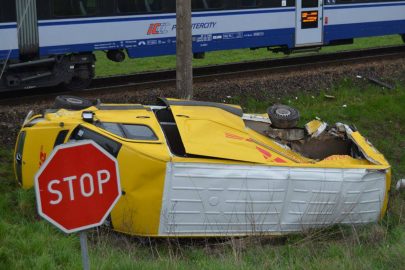 Kurierski Sprinter wjechał pod pociąg – kierowca busa w szpitalu