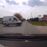 Ostrów Wielkopolski – furgon bez kierowcy wyjeżdża na skrzyżowanie