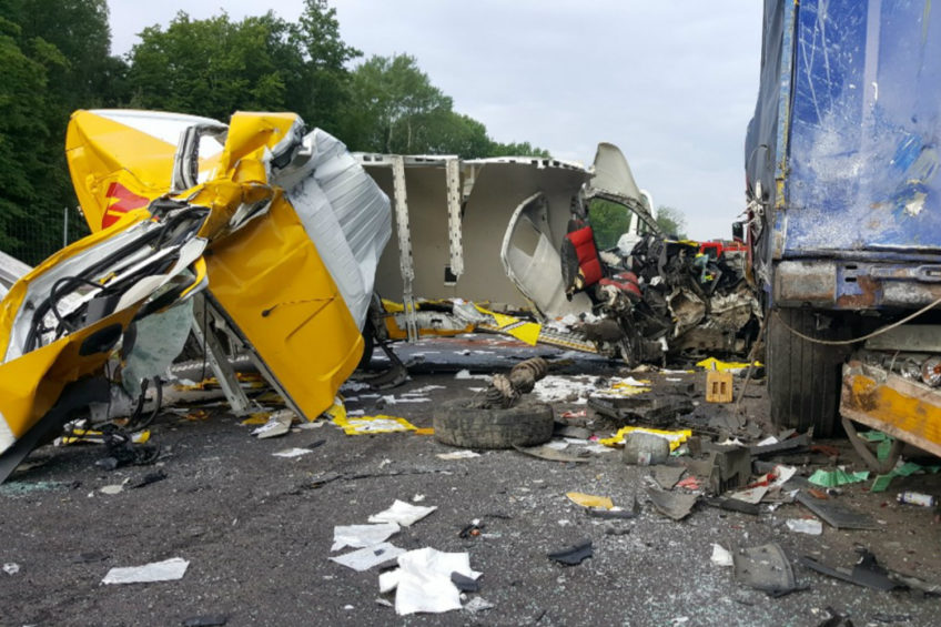 Kurierski Fiat Ducato w strzępach – kierowca z lekkim zadrapaniem