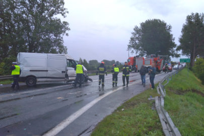 Renault Master zderzyło się z autobusem – 11 osób trafiło do szpitala