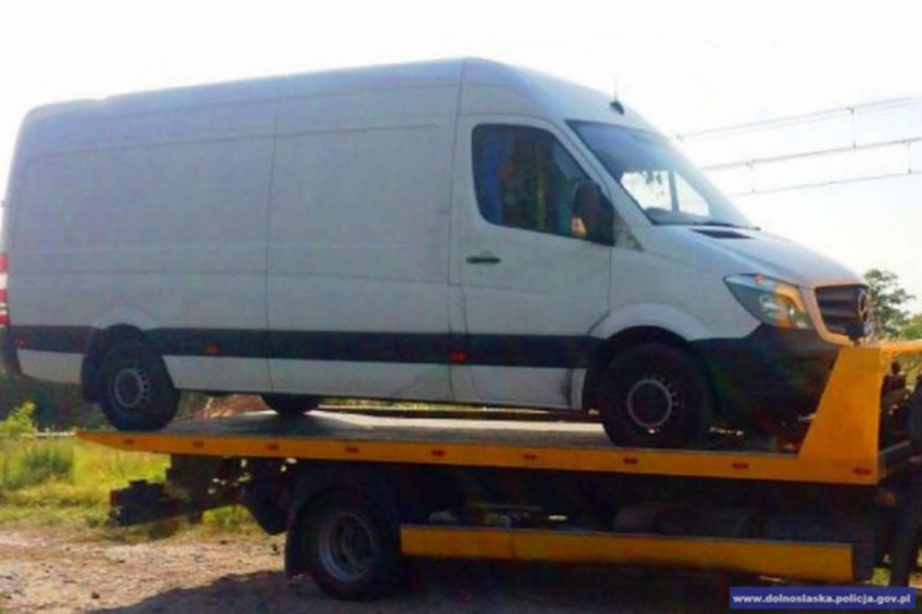Legnica: Policyjny pościg za skradzionym Mercedesem Sprinterem