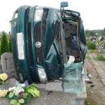 VW T4 leżący na nagrobkach – nietypowy wypadek w Gorzkowie