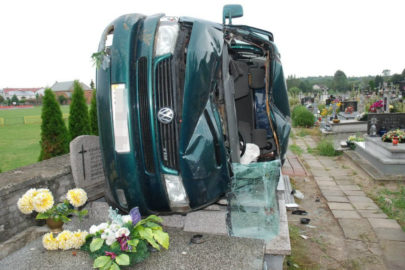 VW T4 leżący na nagrobkach – nietypowy wypadek w Gorzkowie