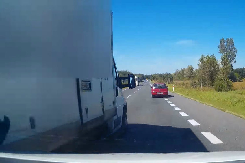 Citroën Jumper zahacza o inne auto i… jedzie dalej (WIDEO)