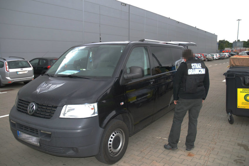 Przemycał papierosy karawanem – czarny VW T5 skrywał 1500 paczek