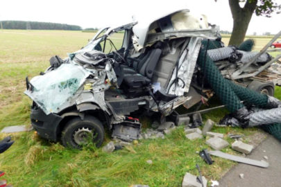 Renault Master wjechało w tył naczepy – kierowca sam opuścił wrak