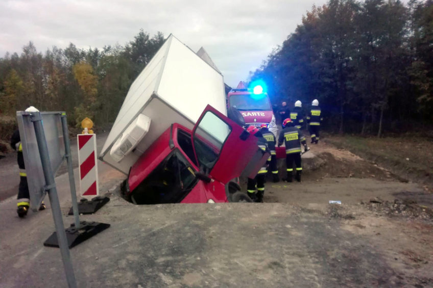 Iveco Daily wpadło do wykopu – kierowcy nic się nie stało