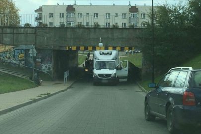 Mercedes Sprinter zaklinował się pod wiaduktem w Lublinie