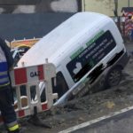 W Katowicach Opel Combo wjechał do wykopu – uszkodził gazociąg