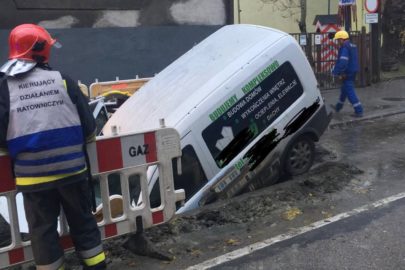 W Katowicach Opel Combo wjechał do wykopu – uszkodził gazociąg