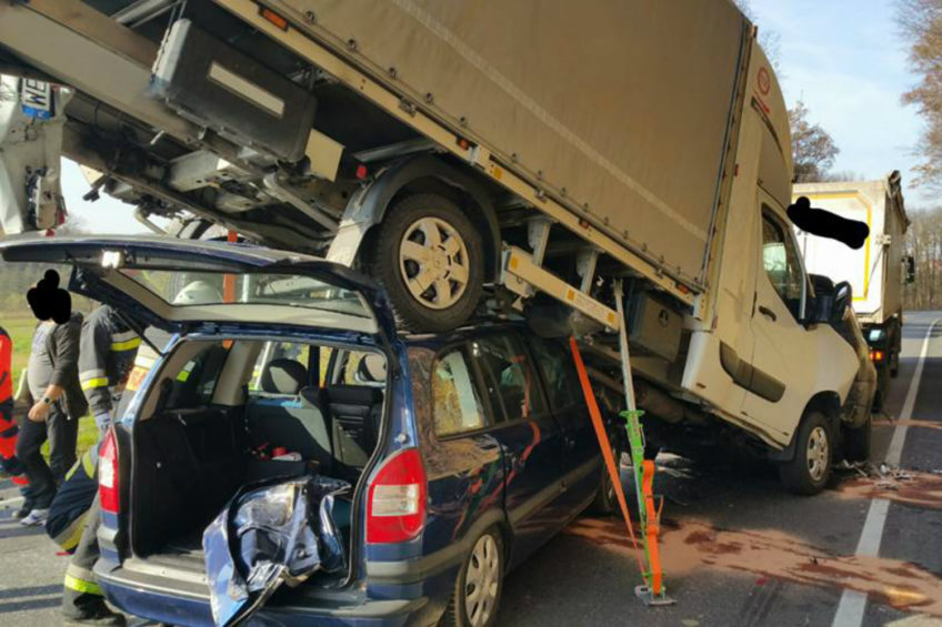 Renault Master na dachu osobówki – nietypowy wypadek w Okocimiu