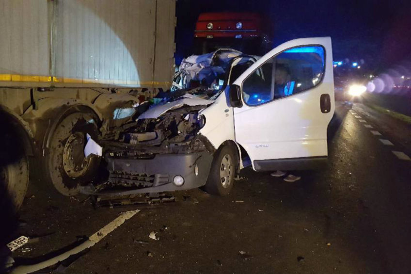 Wypadek na DK 12 – kierowca dostawczego Renault Trafic w szpitalu