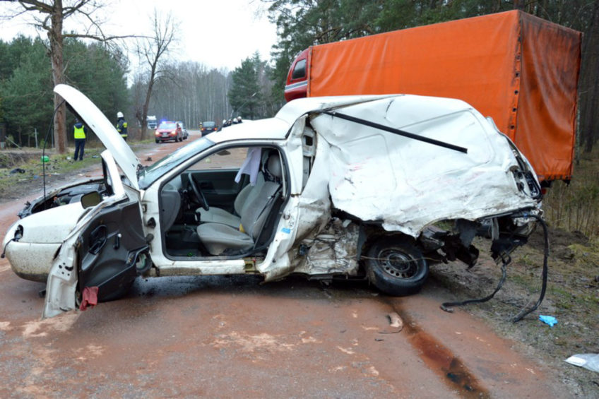 Jechali na pace VW Caddy – zmarli po zderzeniu z busem