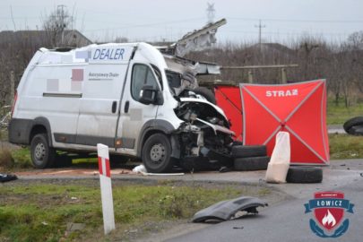 Pod Łowiczem Ducato wjechało w ciężarówkę – kierowca busa zmarł