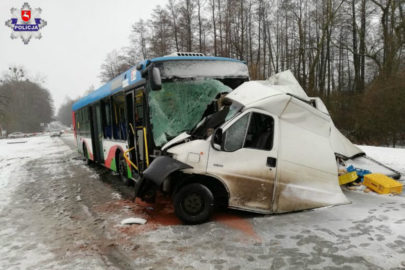 Kierowca Jumpera wpadł do środka autobusu. Wypadek pod Puławami