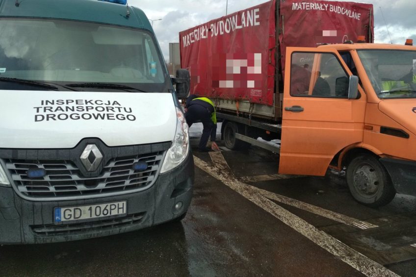 Autolaweta wielozadaniowa – Iveco TurboDaily z najazdem i plandeką