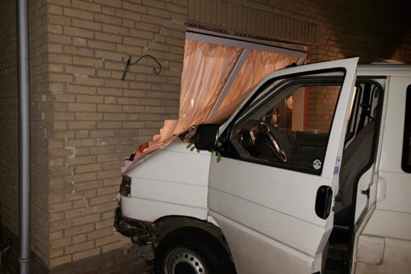 W Holandii pijany Polak wjechał Volkswagenem T4 w dom