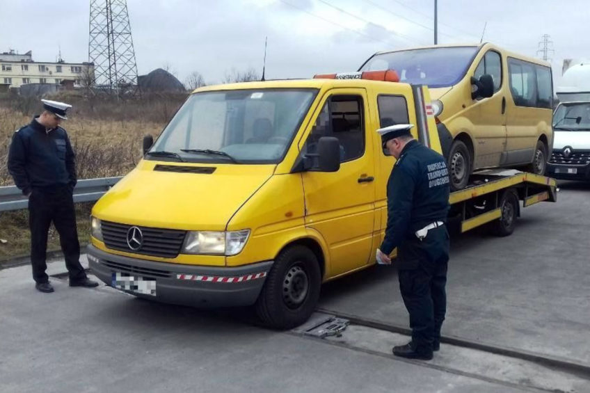Mercedes Sprinter pomocy drogowej wiózł minibusa – wyszło 6 ton