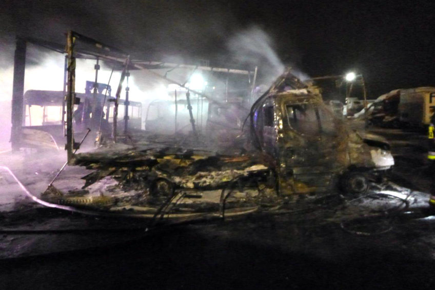 Pożar parkingu wrocławskiego serwisu Iveco – spłonęło 7 sztuk Daily