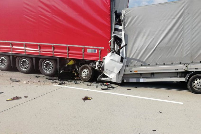 Śmiertelny wypadek na A18 – kierowca Ducato zginął na miejscu