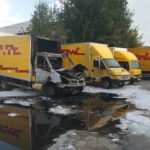8 zniszczonych kurierskich dostawczaków – ktoś je podpalił