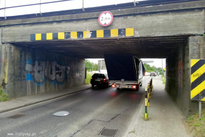 Kolejny „mistrz” z Glinczańskiej uszkodził plandekę w Ducato