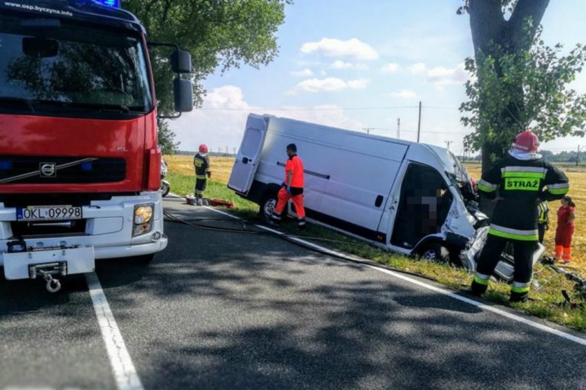 Na DK nr 11 Peugeot Boxer wjechał w drzewo – 2 osoby nie żyją