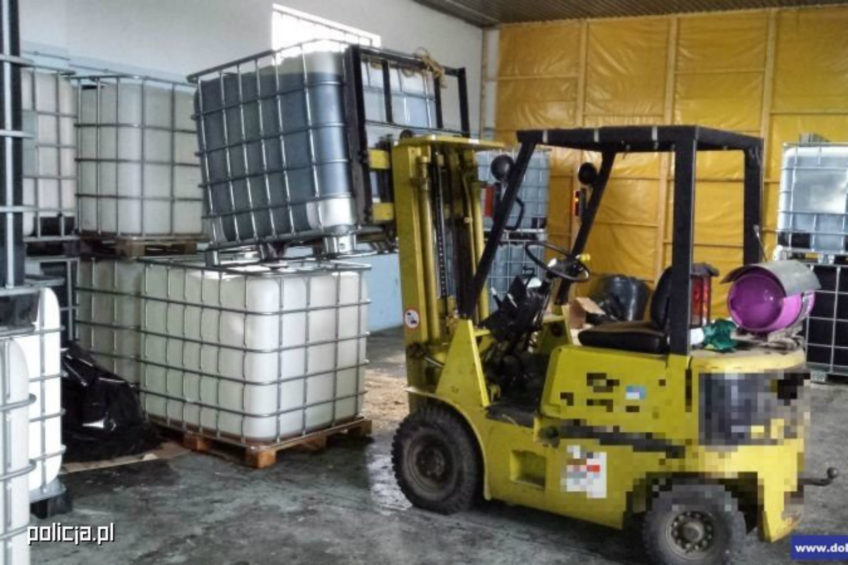 Podrabiali oleje silnikowe do samochodów – grozi im do 10 lat