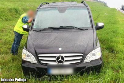 Ugrzązł skradzionym Mercedesem Viano – policjanci chcieli pomóc