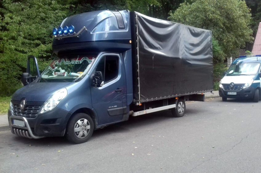 Ważącą 5 ton Masterką bez prawa jazdy – do tego na łysych oponach