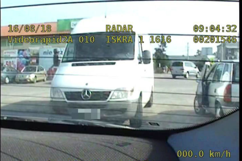 Kierowca Sprintera wrzucił 100 zł do radiowozu – grozi mu do 8 lat